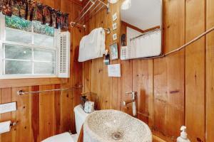 Ένα μπάνιο στο Cozy Mountain Getaway +9 φωτογραφίες