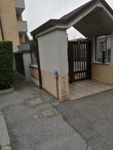 Un garaje con puerta y parquímetro. en Bilocale Casa di Adele a Monza, vicino stazione con WiFi e parcheggio, en Monza