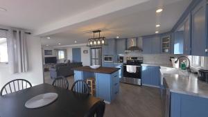 Η κουζίνα ή μικρή κουζίνα στο Whales & Trails Vacation Home