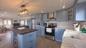 Η κουζίνα ή μικρή κουζίνα στο Whales & Trails Vacation Home +37 φωτογραφίες