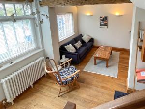 ein Wohnzimmer mit Sofa und Tisch in der Unterkunft The Old Coach House in York