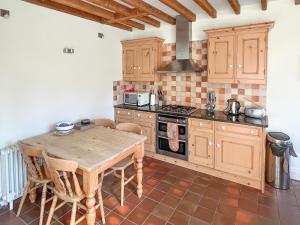 eine Küche mit Holztisch und Herd in der Unterkunft The Old Coach House in York