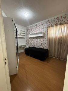 En eller flere senge i et værelse på Apto 2 quartos, AR, TV smart, WIFI, garagem, fácil acesso a PRAIA ITAPEMA