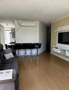 Et tv og/eller underholdning på Apto 2 quartos, AR, TV smart, WIFI, garagem, fácil acesso a PRAIA ITAPEMA