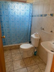ein Badezimmer mit Toilette und Waschbecken in der Unterkunft Inmobiliaria in La Laguna Zapallar