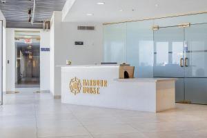 um saguão com balcão de recepção em um prédio em Harbor House em Oranjestad mais 54 fotografias