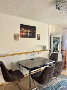 ein Esszimmer mit Tisch und Stühlen in der Unterkunft 2-Bed House Sleeps 4 Garden 10 mins to Anfield in Liverpool