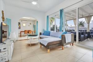 a living room with a couch and a table at Villa Queen Papagayo Vetusta in Playa Blanca