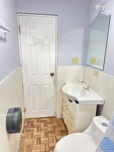 um banheiro com um vaso sanitário branco e uma pia em Peace N' Green em David mais 68 fotografias