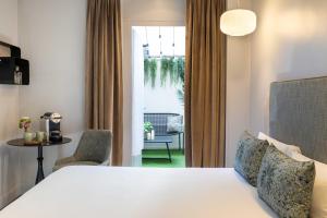 Giường trong phòng chung tại Hôtel Eiffel Saint Charles