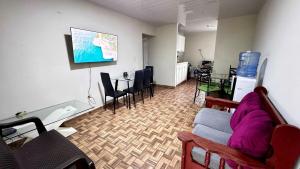 uma sala de estar com um sofá, uma mesa e cadeiras em Peace N' Green em David