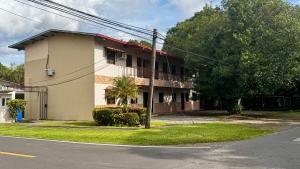 um prédio em uma rua ao lado de uma rua com uma árvore em Peace N' Green em David