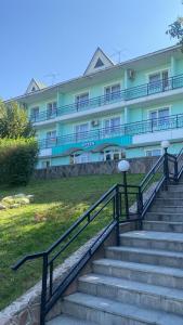 ein großes Gebäude mit Treppen davor in der Unterkunft Green Hotel in Almaty