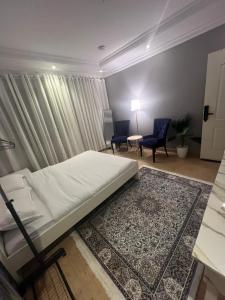 Ένα ή περισσότερα κρεβάτια σε δωμάτιο στο غرفة الجوري 2 الباب الذكي