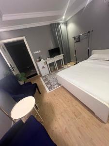 Ένα ή περισσότερα κρεβάτια σε δωμάτιο στο غرفة الجوري 2 الباب الذكي