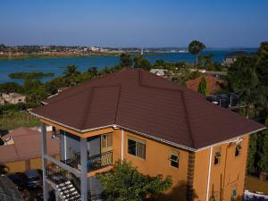 Una vista aérea de una casa con techo. en Lukas' Place, en Kampala