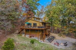 una vista aérea de una casa en el bosque en Camp Dancing Bears - Wifi, Riverfront, Pet Friendly, Fire Pit, Grill, Deck, Fishing, Games, Fireplace, King Bed, en Morton Grove