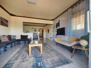 una sala de estar con un sofá y una mesa en Lukas' Place, en Kampala
