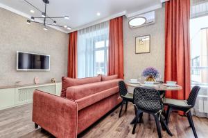 ein Wohnzimmer mit Sofa und Tisch in der Unterkunft 1-комнатная квартира Кумисбекова 4, ЖК Altyn Tau in Astana