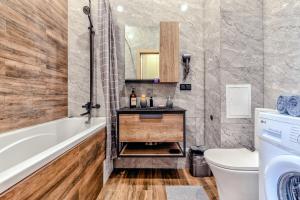 ein Badezimmer mit Badewanne, Toilette und Waschbecken in der Unterkunft 1-комнатная квартира Кумисбекова 4, ЖК Altyn Tau in Astana + 19 Fotos