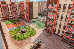 eine Luftaufnahme einer Stadt mit hohen Gebäuden in der Unterkunft 1-комнатная квартира Кумисбекова 4, ЖК Altyn Tau in Astana