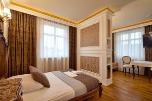 a bedroom with a bed and a desk in a room at Dom Pomorski in Miastko