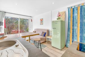 una cucina con frigorifero verde e tavolo di Cap à Gap T2 Bas De Villa a Gap