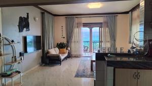 cocina y sala de estar con vistas al océano en Lukas' Place, en Kampala