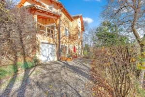 un’immagine di una casa con vialetto di Cap à Gap T2 Bas De Villa a Gap