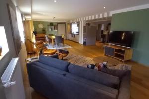 TV a/nebo společenská místnost v ubytování NEU! Ferienwohnung Design 1 Wasserburger Land