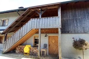 Budova, kde se apartmán nachází + 2 fotografie