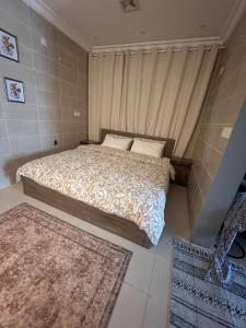 Postel nebo postele na pokoji v ubytování غرفة وصالة الجوري 1 ابواب ذكية + 4 fotografie