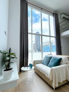 Postel nebo postele na pokoji v ubytování Comfort Duplex BTS Ratchayothin