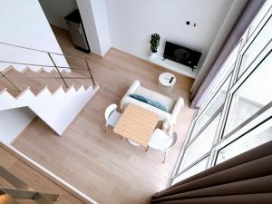 an overhead view of a living room with a couch and a table at Komfort Duplex BTS Ratchayothin in Bangkok