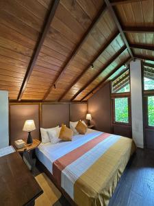 乌纳瓦图纳乌纳瓦图纳杜内斯酒店的卧室里有一张大床，配有木质天花板 更多173张照片