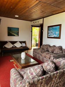 ein Wohnzimmer mit zwei Sofas und einem Couchtisch in der Unterkunft Casa en algarrobo con hermosa vista al mar in Algarrobo