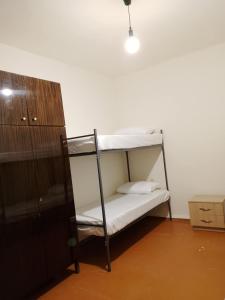 Habitación con litera y armario en cozy haven hostel, en Aghk'ilisa