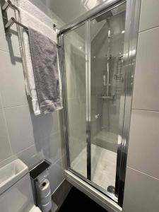 Vannituba majutusasutuses Brain Properties Limited - Contractor and Leisure Stay 4 Bedroom all ensuite house with Parking