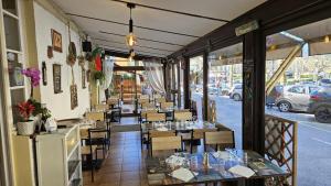 Εστιατόριο ή άλλο μέρος για φαγητό στο Hôtel du Roc