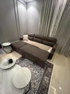 Posezení v ubytování غرفة وصالة الجوري 1 ابواب ذكية