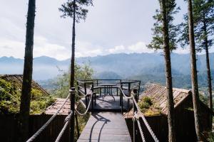 un ponte sospeso con vista sulle montagne di D Home Sapa 10 a Sa Pa Altre 35 foto