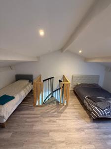 En eller flere senge i et værelse på Magnifique appartement vu mer