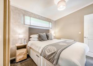 Postel nebo postele na pokoji v ubytování Herons Brook Retreat Lodges