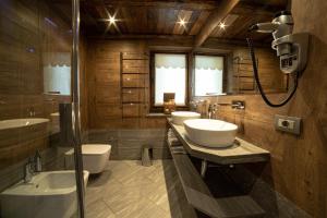 a bathroom with two sinks and a shower at Café Quinson Relais de Charme in Morgex +26 photos