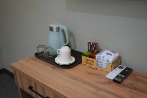 d'une table et d'une cafetière. dans l'établissement Amin Guest House, à Samarcande