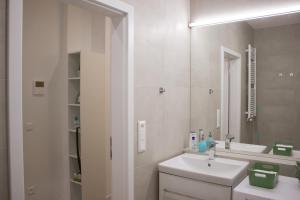 Ένα μπάνιο στο Fresh Apartment & Parking +34 φωτογραφίες