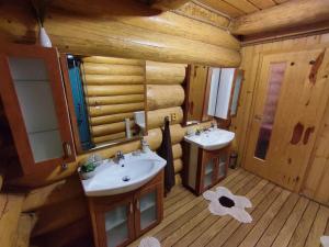 Koupelna v ubytování Luxusná drevená zrubová chata v obci Telgárt