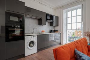 Kuchyň nebo kuchyňský kout v ubytování Stylish 2-Bed Apartment by Torquay Harbour