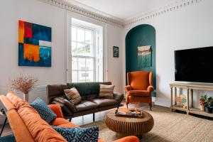 TV a/nebo společenská místnost v ubytování Stylish 2-Bed Apartment by Torquay Harbour