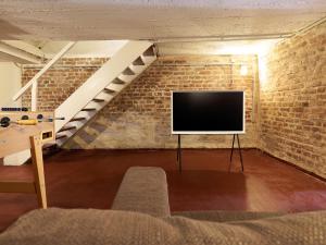TV a/nebo společenská místnost v ubytování Design-Hideaway in Bochum - Das Zechenhaus